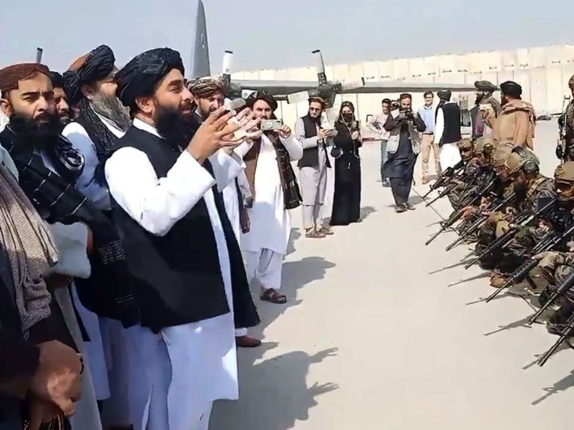 Los talibanes realizan ejecución pública ante miles de personas en Afganistán