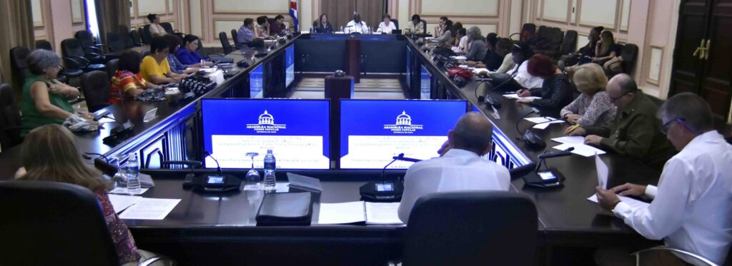Parlamento y su mira al embarazo en Cuba
