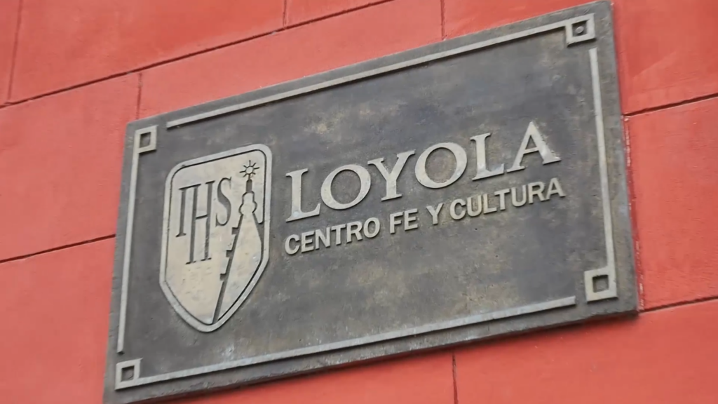 Esta institución tiene como misión la promoción integral del ser humano, acompañando a personas y grupos desde la espiritualidad ignaciana, la vocación de servicio y la responsabilidad social y ecológica.