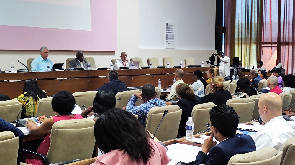Díaz-Canel en debates de comisiones de trabajo ANPP