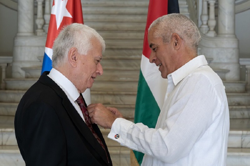 Recibe embajador palestino en Cuba la Medalla de la Amistad