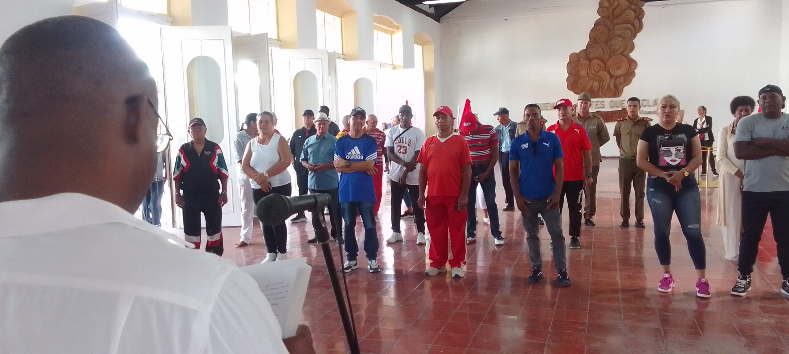 Condecoran a Glorias deportivas e inauguran exposición El Rey del Hit