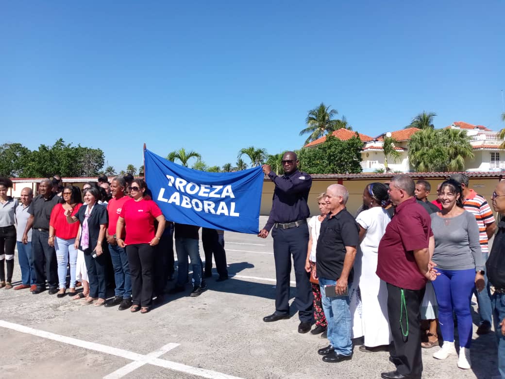 Entregan Bandera Proeza Laboral a colectivos de las FAR y MININT