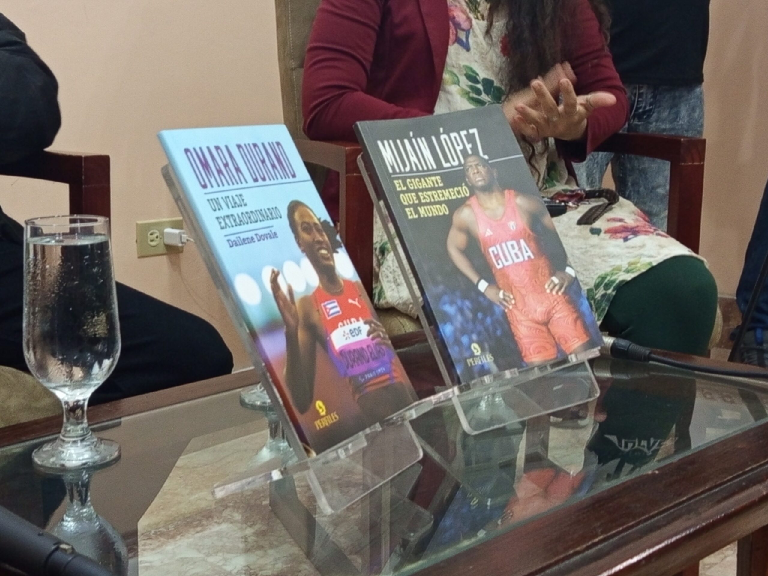 Presentan libros sobre Mijaín y Omara en la jornada de la Prensa Cubana