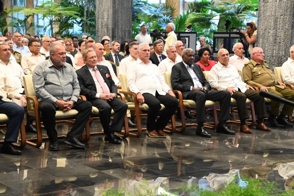 Recordó las raíces de la amistad que unen a ambos pueblos, basadas en los principios de la solidaridad, el respeto y la ayuda mutua, con gran protagonismo de Fidel quien impulso estas relaciones que consideró como el fundamento entre los vínculos bilaterales.
¨Las relaciones ruso cubanos han superado la prueba del tiempo, la confianza mutua se ha mantenido, y juntos hemos llevado estas relaciones a nivel de asociación estratégica, entre los socios en América Latina y el Caribe, Cuba tiene un lugar especial, es nuestro aliado clave en la región¨, acotó, ¨valoramos los nexos entre los gobiernos y pueblos que se basan en el sólido fundamento histórico, y no dependen de la coyuntura externa¨.
El diplomático consideró que Rusia y Cuba están firmes frente a los intentos de hacer resurgir el nazi fascismo en el planeta y promueven agendas comunes en el escenario internacional.
Rusia seguirá apoyando a Cuba de manera incondicional para exigir el cese del bloqueo criminal de Estados Unidos contra Cuba, confirmó Viktor Koronelli, así como demandando la exclusión de la isla de la lista de países supuestamente patrocinadores del terrorismo.
¨En los últimos años hemos avanzado mucho, pero vamos por más¨, agregó, ¨Cuba siempre podrá contar con el apoyo de Rusia, nuestra gran tarea conjunta es hacer realidad todos los planes y proyectos siempre en bien de nuestros pueblos hermanos. No tengo dudas de que trabajando hombro con hombro, pese a todos los designios de nuestros adversarios, superaremos las dificultades¨, concluyó.
A la simbólica conmemoración asistieron también por la parte cubana los miembros del Buró Político, Manuel Marrero Cruz, Primer Ministro; Roberto Morales Ojeda, Secretario de Organización del Comité Central del Partido; el Ministro de Relaciones Exteriores, Bruno Rodríguez Parrilla; junto a otros miembros del Buró Político, dirigentes del Partido, el estado, el gobierno, la Unión de Jóvenes Comunistas, las organizaciones de masas, el Instituto de Amistad con los Pueblos, las Fuerzas Armadas Revolucionarias y el Ministerio del Interior.
Presentes además miembros de la comunidad rusa en Cuba, empresarios rusos radicados en La Habana, funcionarios del ministerio de relaciones exteriores, de la embajada rusa en nuestro país, así como una representación del cuerpo diplomático radicado en La Habana.
Dos naciones hermanas, cuya amistad y solidaridad no solo han resistido la prueba del tiempo, sino que están basadas en el respeto mutuo y la solidaridad, celebran 65 años de establecimiento de relaciones diplomáticas, que se cumplen este 8 de Mayo.