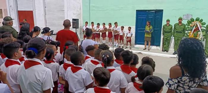 homenaje a bomberos caídos en la calle Patria