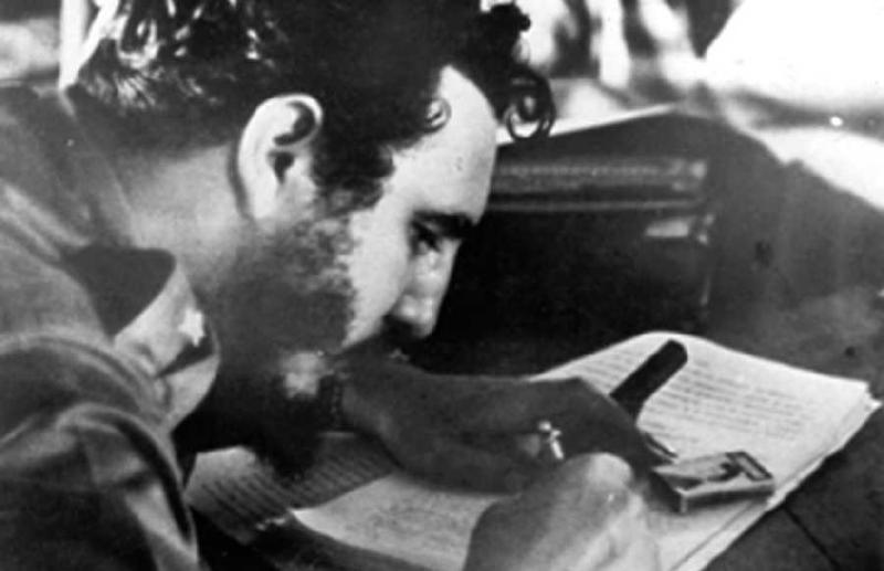Fidel Castro firma la ley de reforma agraria