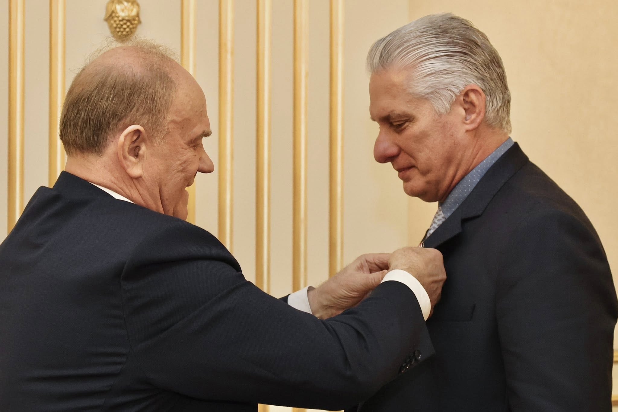 imposición medalla 80 aniversario pc rusia