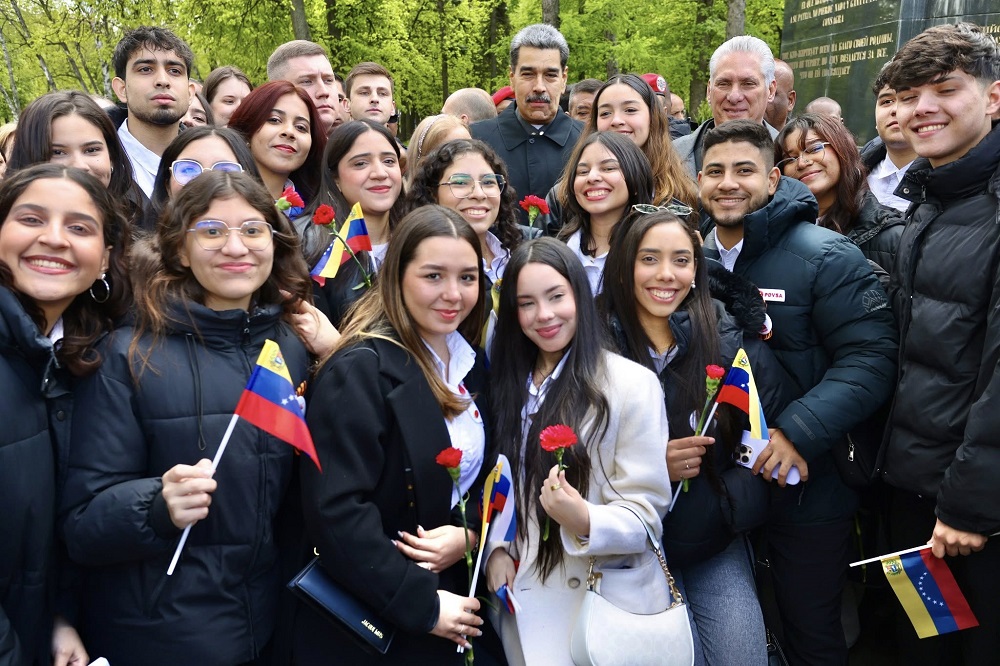 Díaz-Canel intercambia con amigos