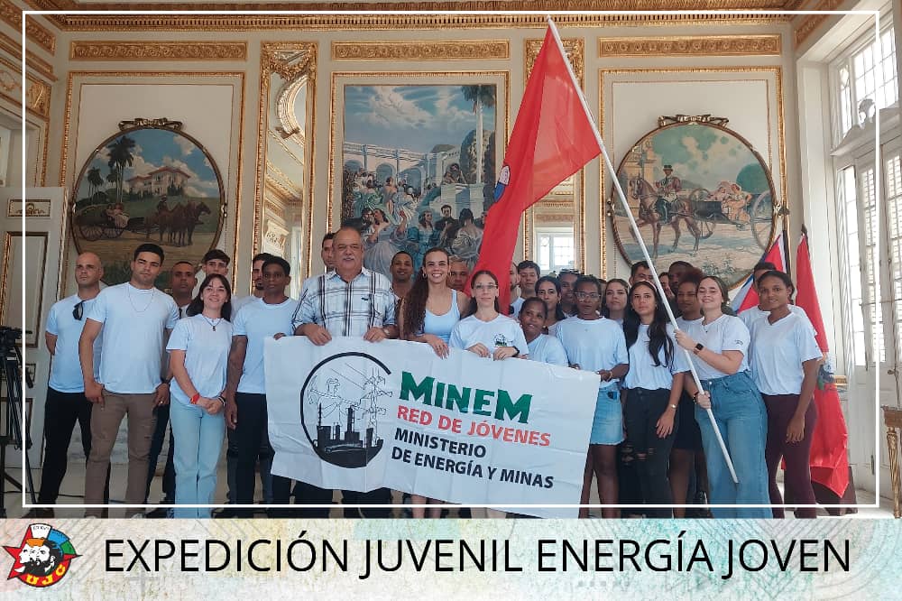 Abanderan a Destacamento Juvenil del Ministerio de Energía y Minas