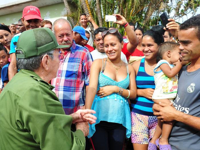 Raúl junto al pueblo