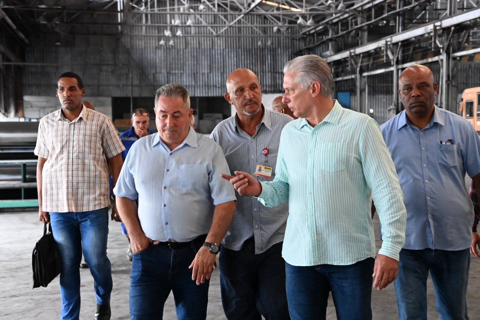 Díaz Canel intercambia con colectivos laborales del Cotorro y Habana del Este