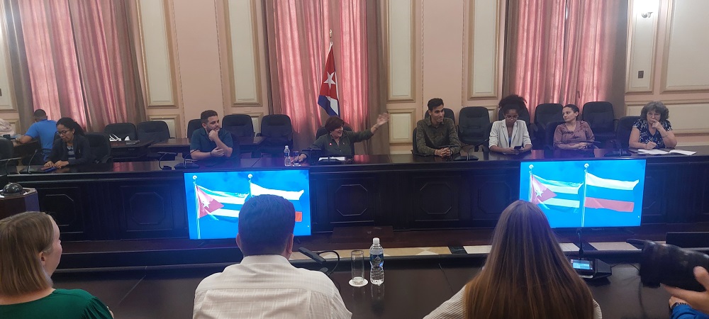 parlamentarios intercambian con participantes al Foro Juvenil Cuba Rusia