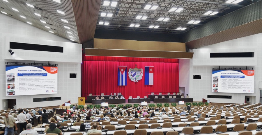 A debate cumplimiento de política social por parlamentarios cubanos