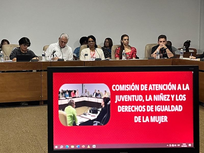 Participa Presidente Miguel Díaz Canel en debate parlamentario sobre derechos de la mujer