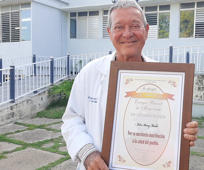 Satisfecho el Dr. en Estomatología Pedro Álvarez con su profesión