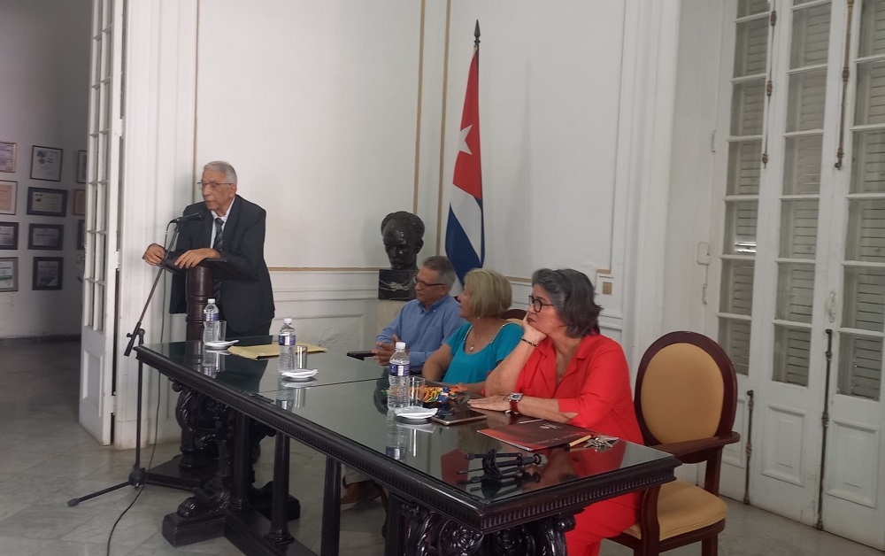 Eduardo Torres Cuevas recibe doctorado Honoris Causa