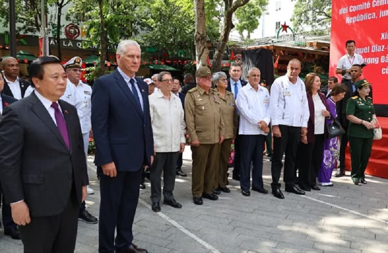 Las primeras horas de Díaz-Canel en Vietnam: un encuentro con lo sagrado
