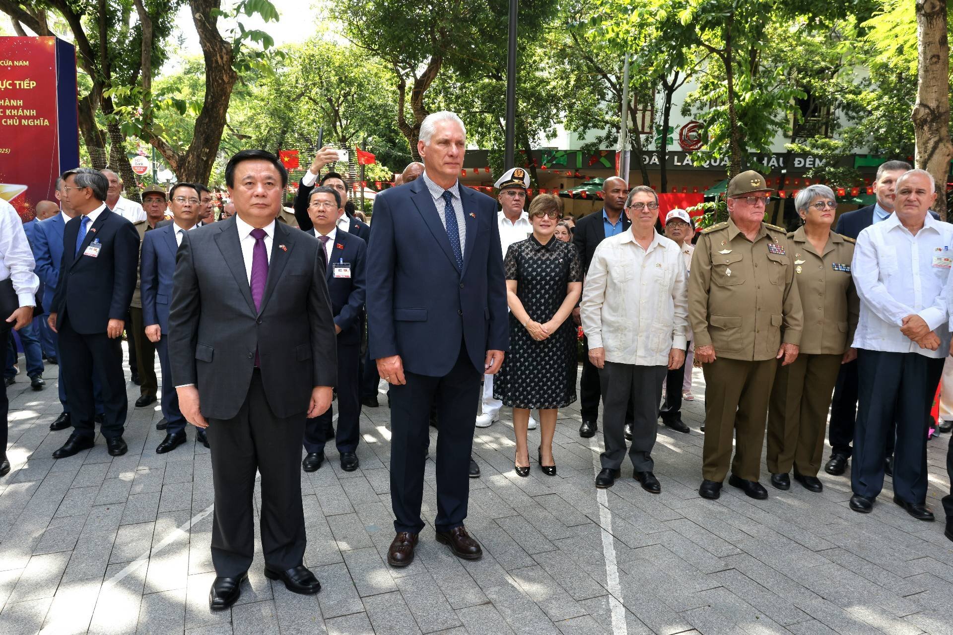 Presidente cubano rinde homenaje a José Martí en Vietnam
