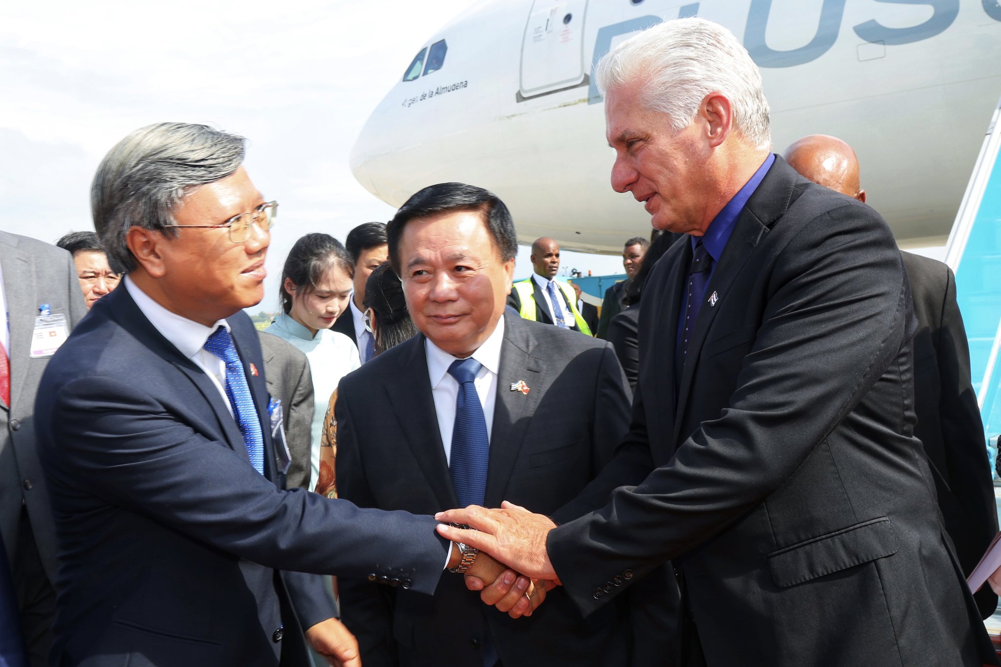 Llega a Vietnam el Presidente de Cuba, Miguel Díaz-Canel