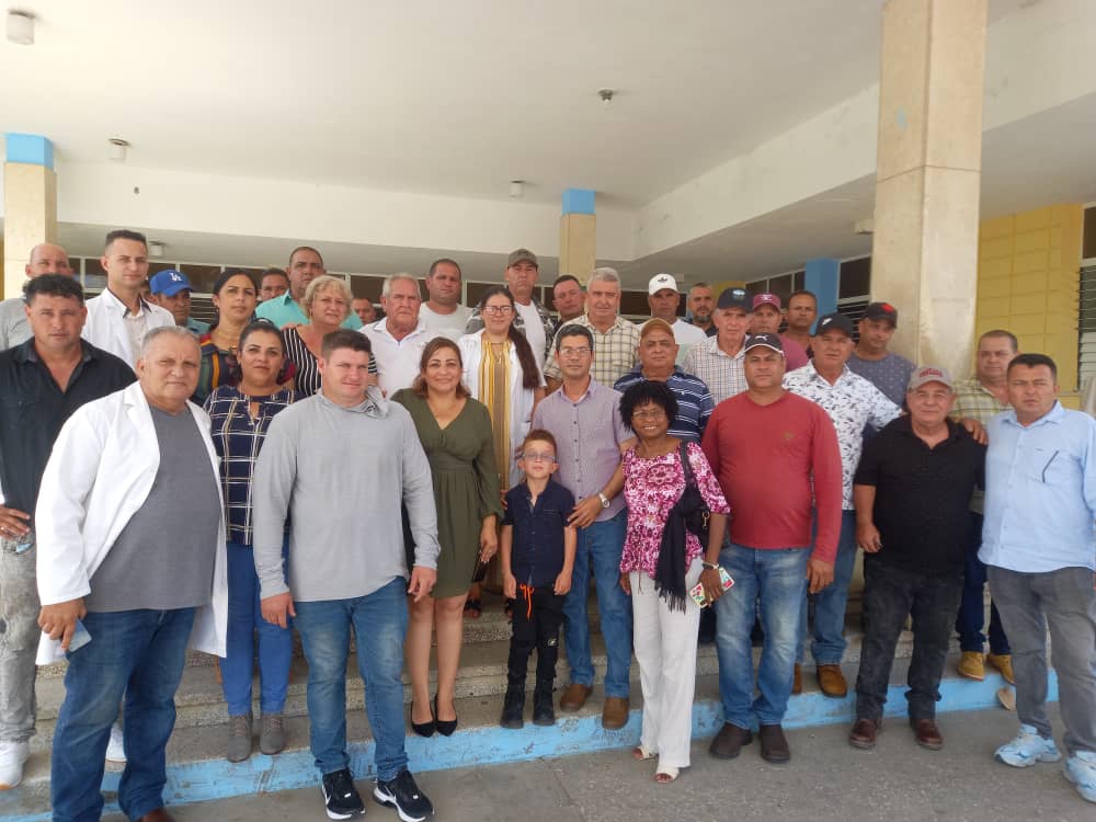 Productores tabacaleros de Villa Clara recorren Hospital Pediátrico Provincial
