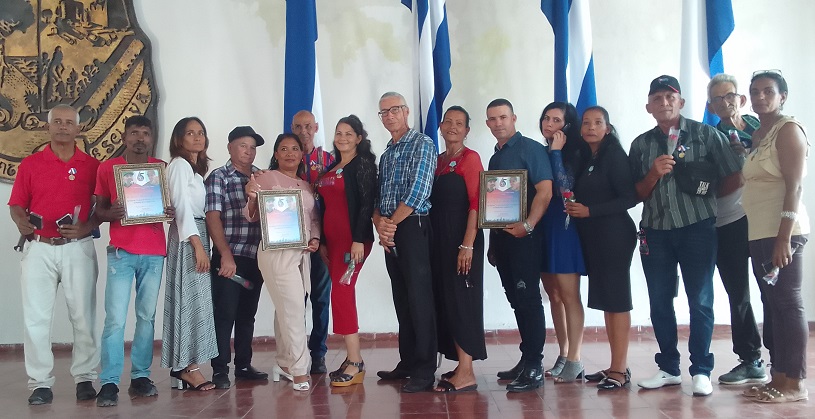 Condecoraciones Aniversario 65 de los CDR en Las Tunas