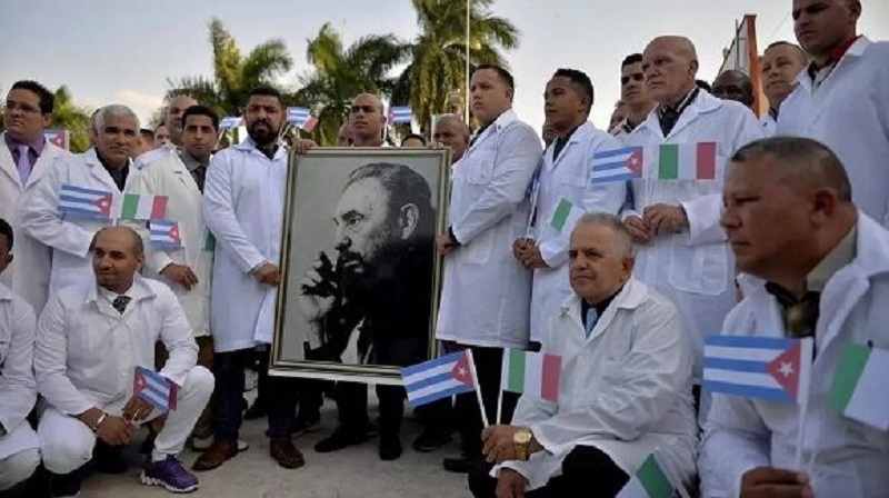 Los valientes “Guerreros” de batas blancas de Cuba