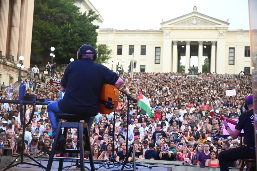 Concierto de Silvio Rodrñíguez en la Esclinata de la Univeridad de La Habana