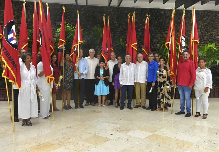 Condecora Cuba la valía y entrega cederistas