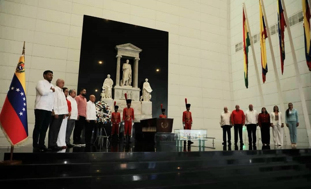 Tributo a Simón Bolívar en el Panteón Nacional donde descansas sus restos