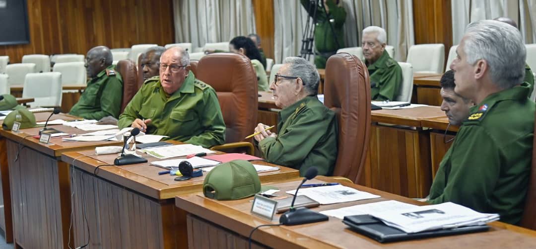Asisten Raúl y Días-Canel a sesión del Consejo de Defensa Nacional