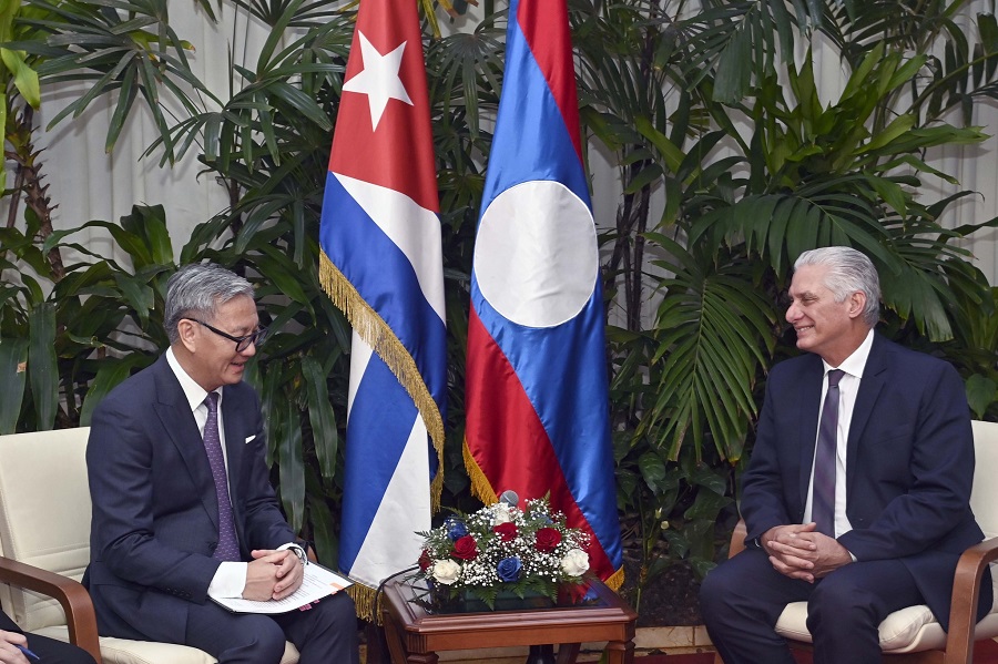 Recibe Presidente cubano a Canciller de Laos