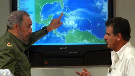El Comandante en Jefe Fidel Castro junto al Dr.Cs. José Rubiera en el Instituto de Meteorología...