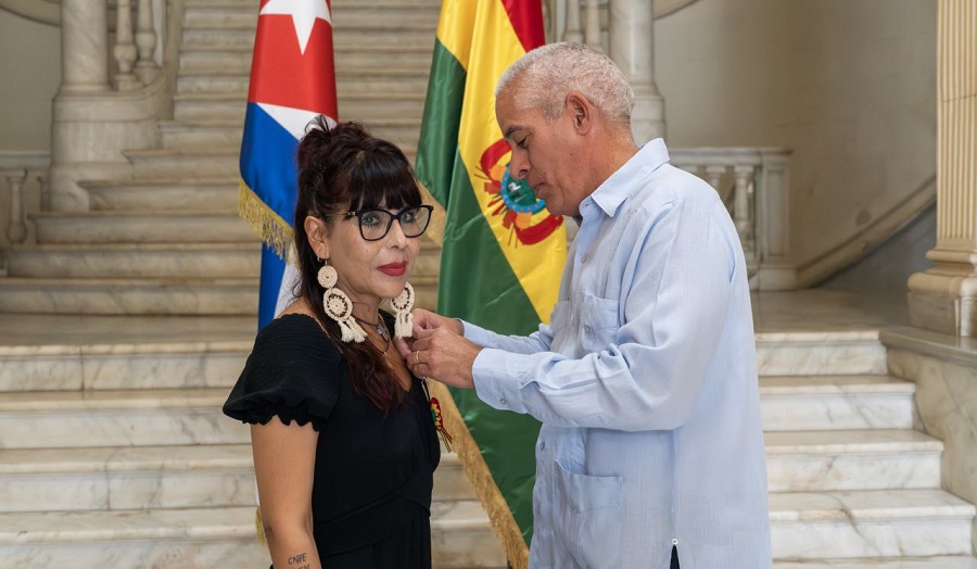 Recibe Medalla de la Amistad la Embajadora de Bolivia en Cuba