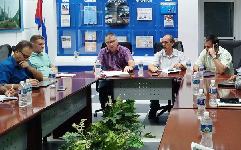 Conferencia de Prensa Unión Eléctrica UNE