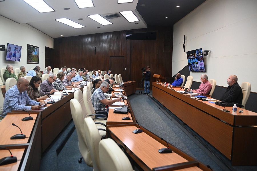 control sobre recursos de construcción para damnificados del huracán Melissa