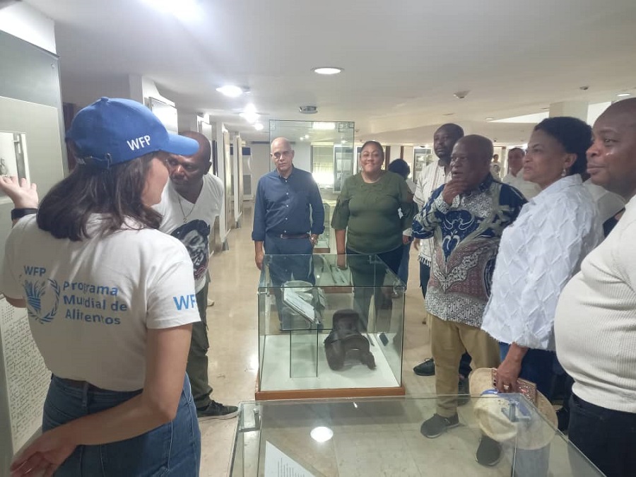 Embajadora de Sudáfrica en Cuba rinde homenaje al Che en Villa Clara