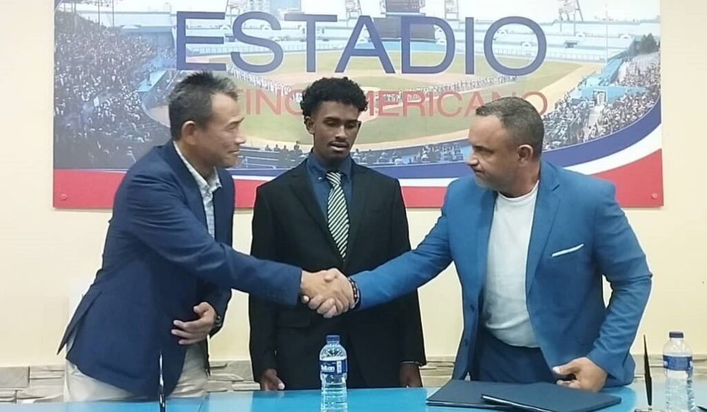 Jonathan Moreno firma con los Halcones de SoftBank