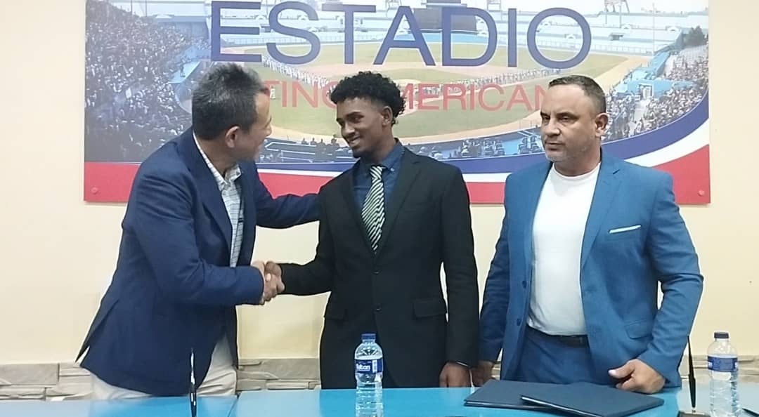 Jonathan Moreno firma con los Halcones de SoftBank