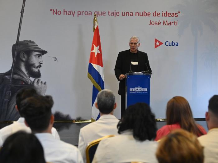 Comparece el Presidente cubano ante medios de prensa