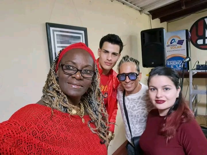 Lien Piloto, voz que guía y educa