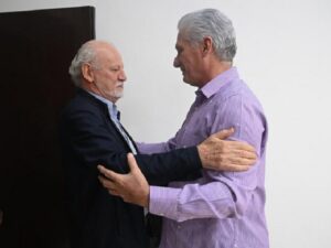 Díaz-Canel con miembros de la Asamblea Internacional de los Pueblos