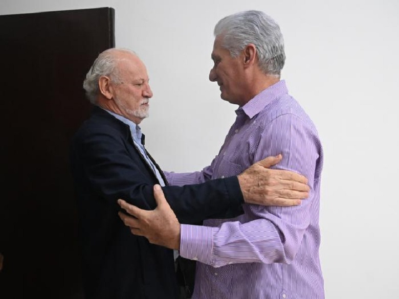 Díaz-Canel con miembros de la Asamblea Internacional de los Pueblos