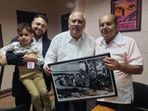 Felicita Díaz-Canel al maestro villaclareño de la radio José Gabriel Ramírez Cal