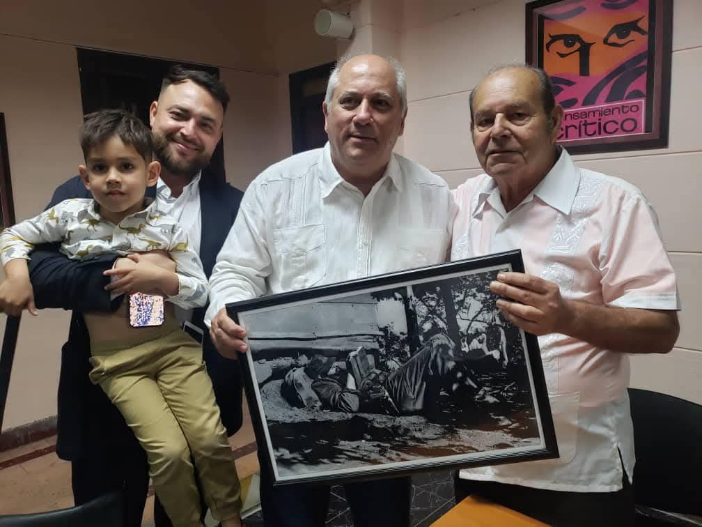 Felicita Díaz-Canel al maestro villaclareño de la radio José Gabriel Ramírez Cal