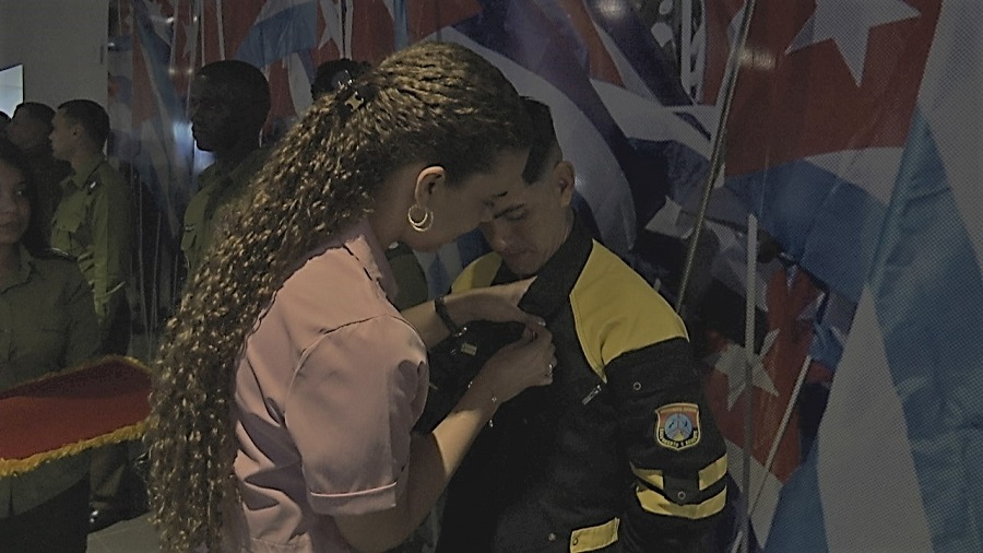 condecoran a combatuientes del MININT