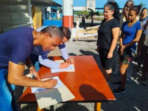 Cuentapropistas del Puente de 100 y Boyeros se suman a Mi Firma por la Patria