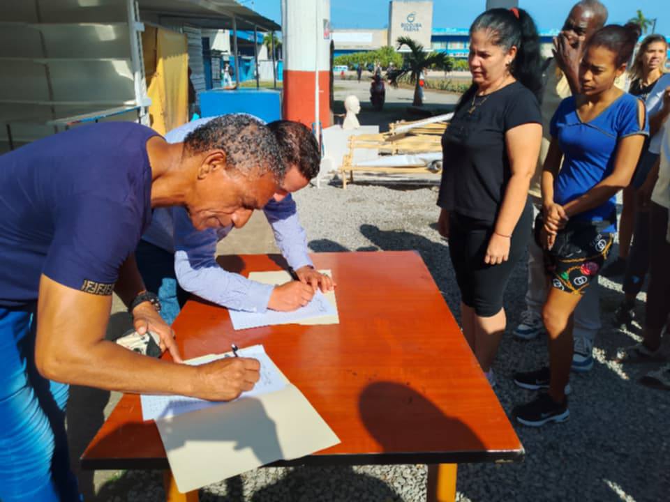 Cuentapropistas del Puente de 100 y Boyeros se suman a Mi Firma por la Patria