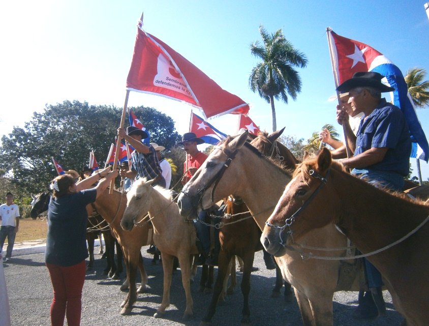 Alegres campesinos de Cienfuegos sede del acto nacional por el 17 de Mayo, Aniversario 65 de la ANAP