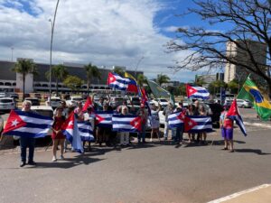 Caravana de autos muestra solidaridad con Cuba en calles de Brasilia